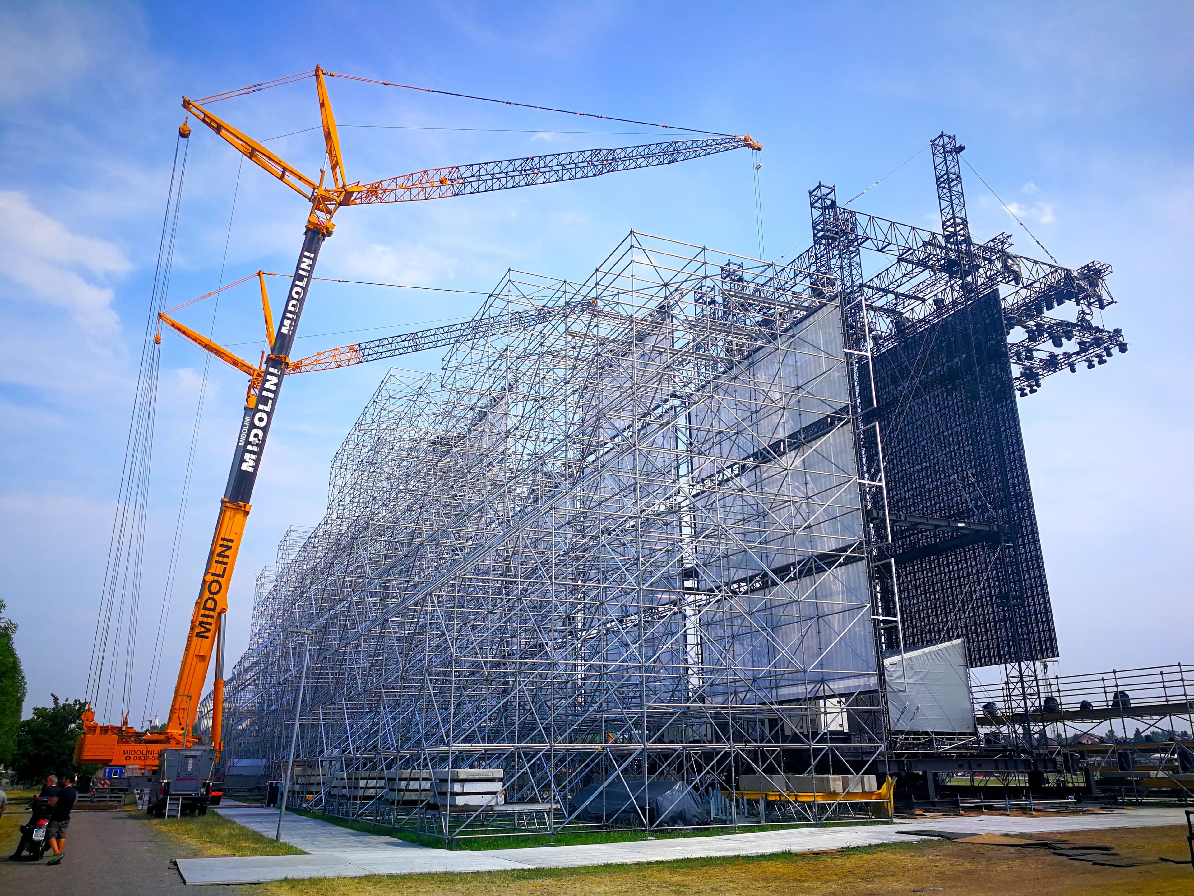 Montaggio palco musicale per il concerto di Vasco Rossi